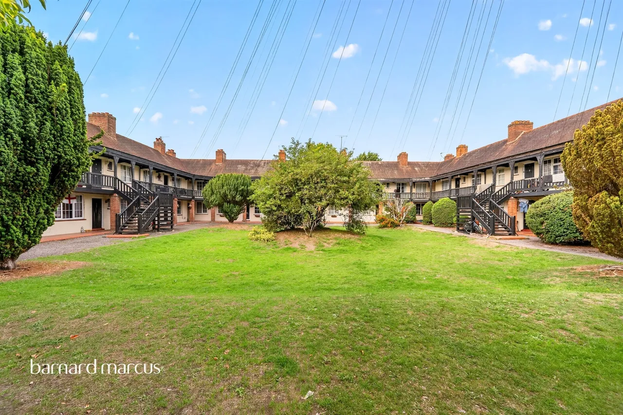 2 bed flat for sale, Court Farm Gardens, Epsom, KT19