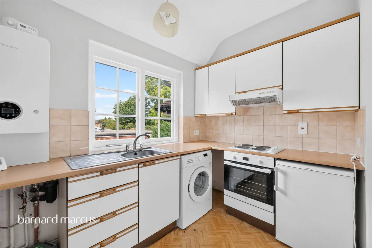 Court Farm Gardens, Epsom, KT19, photo 3