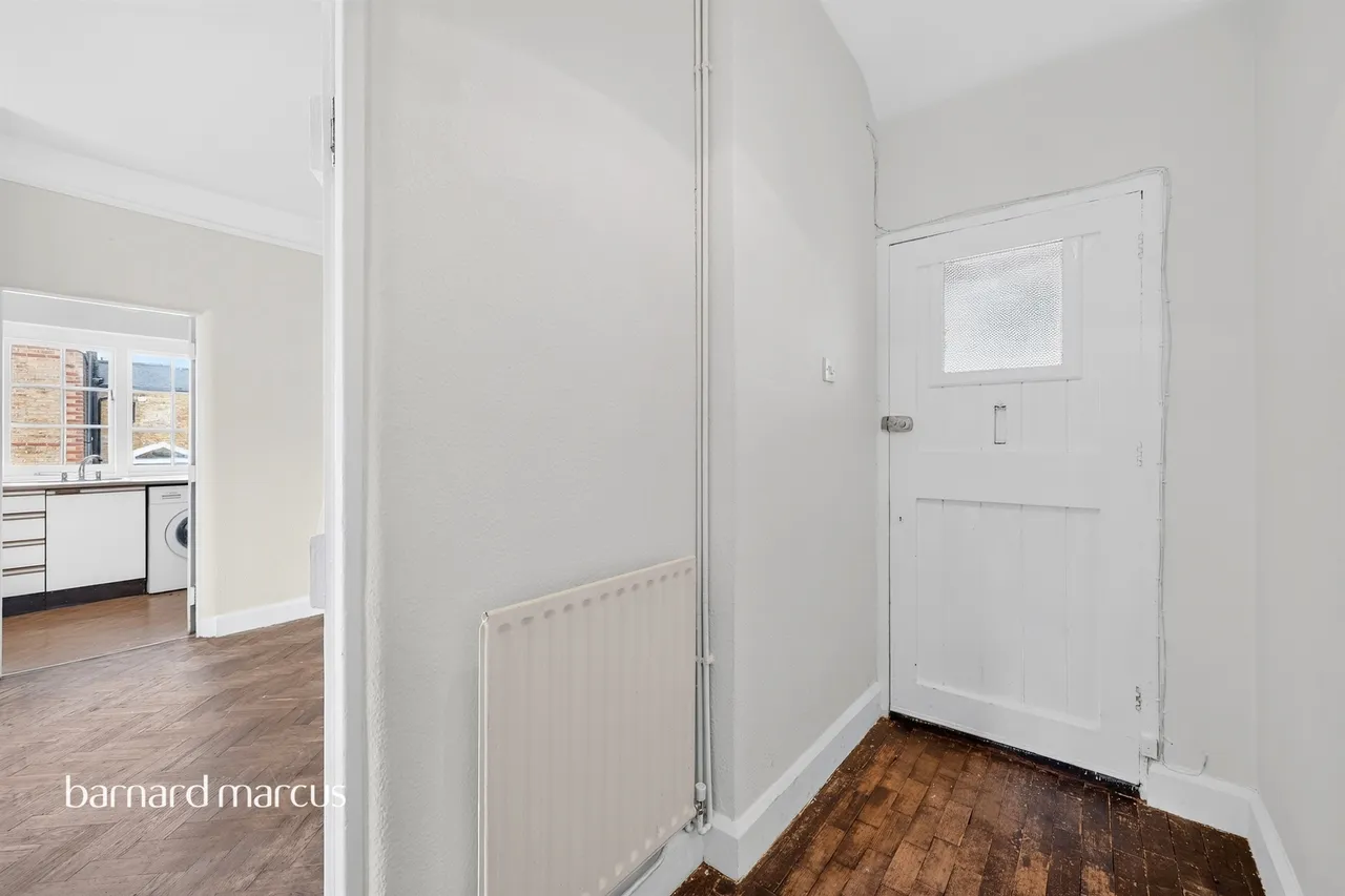 Court Farm Gardens, Epsom, KT19, photo 7