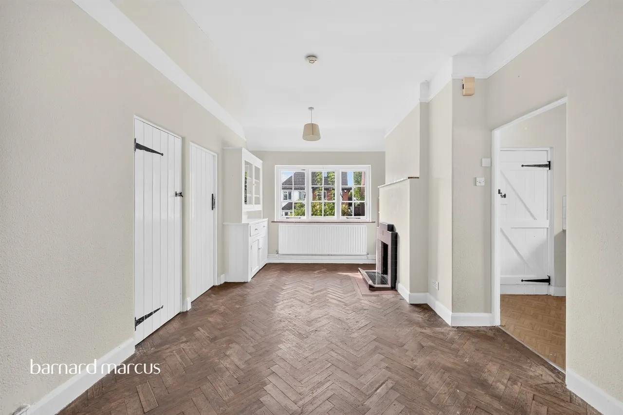 Court Farm Gardens, Epsom, KT19, photo 4