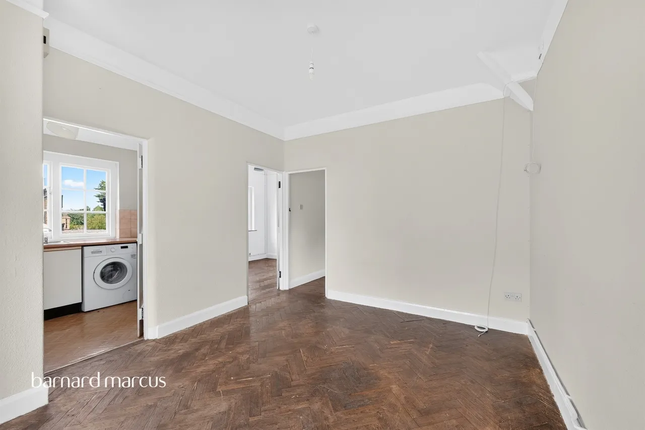 Court Farm Gardens, Epsom, KT19, photo 5