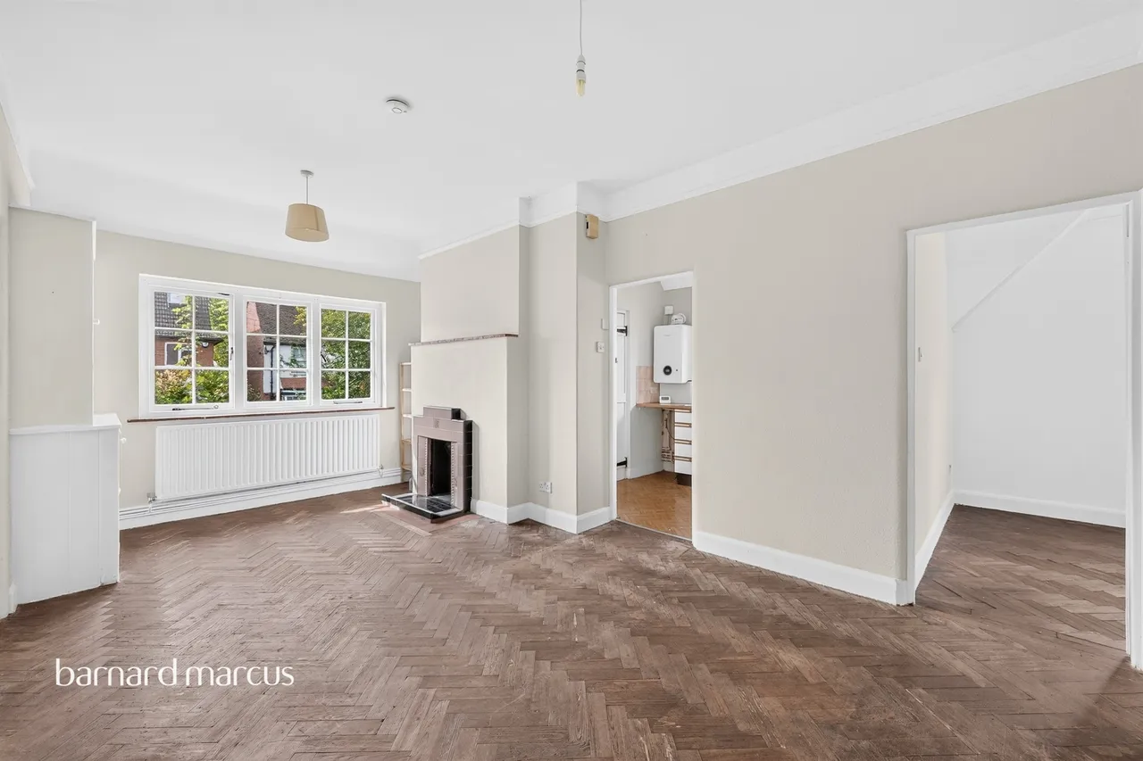 Court Farm Gardens, Epsom, KT19, photo 2