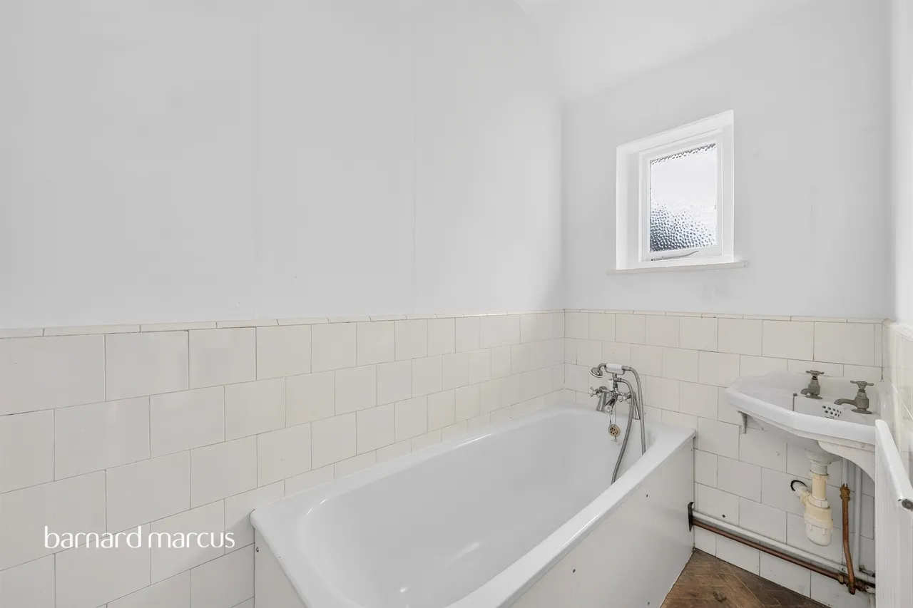 Court Farm Gardens, Epsom, KT19, photo 9