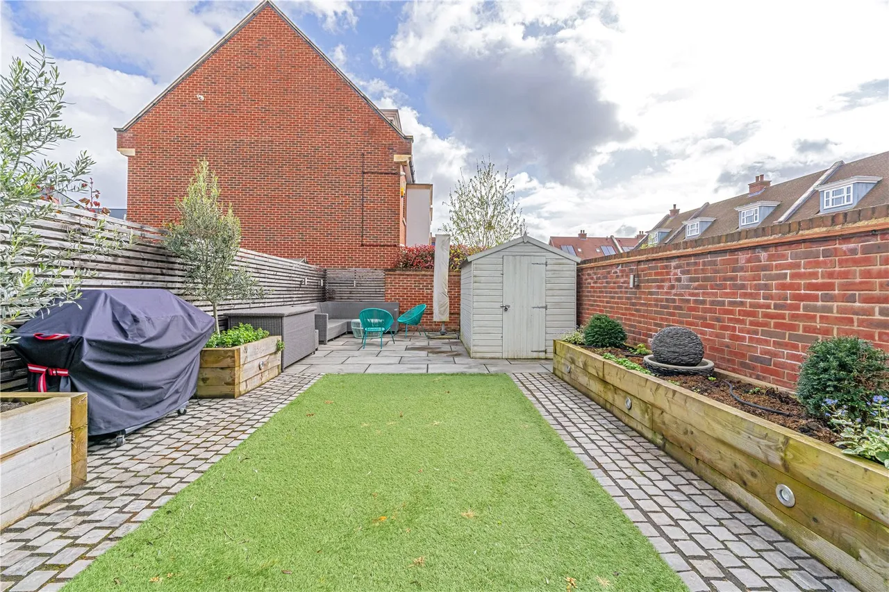 Roper Crescent, Lower Sunbury, TW16 5BA, photo 12