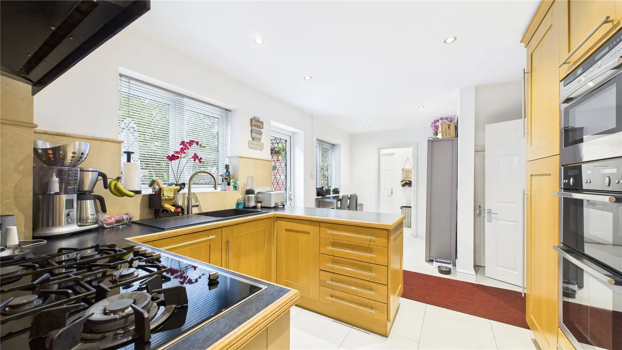 Shrublands Drive, Lightwater, GU18, photo 3