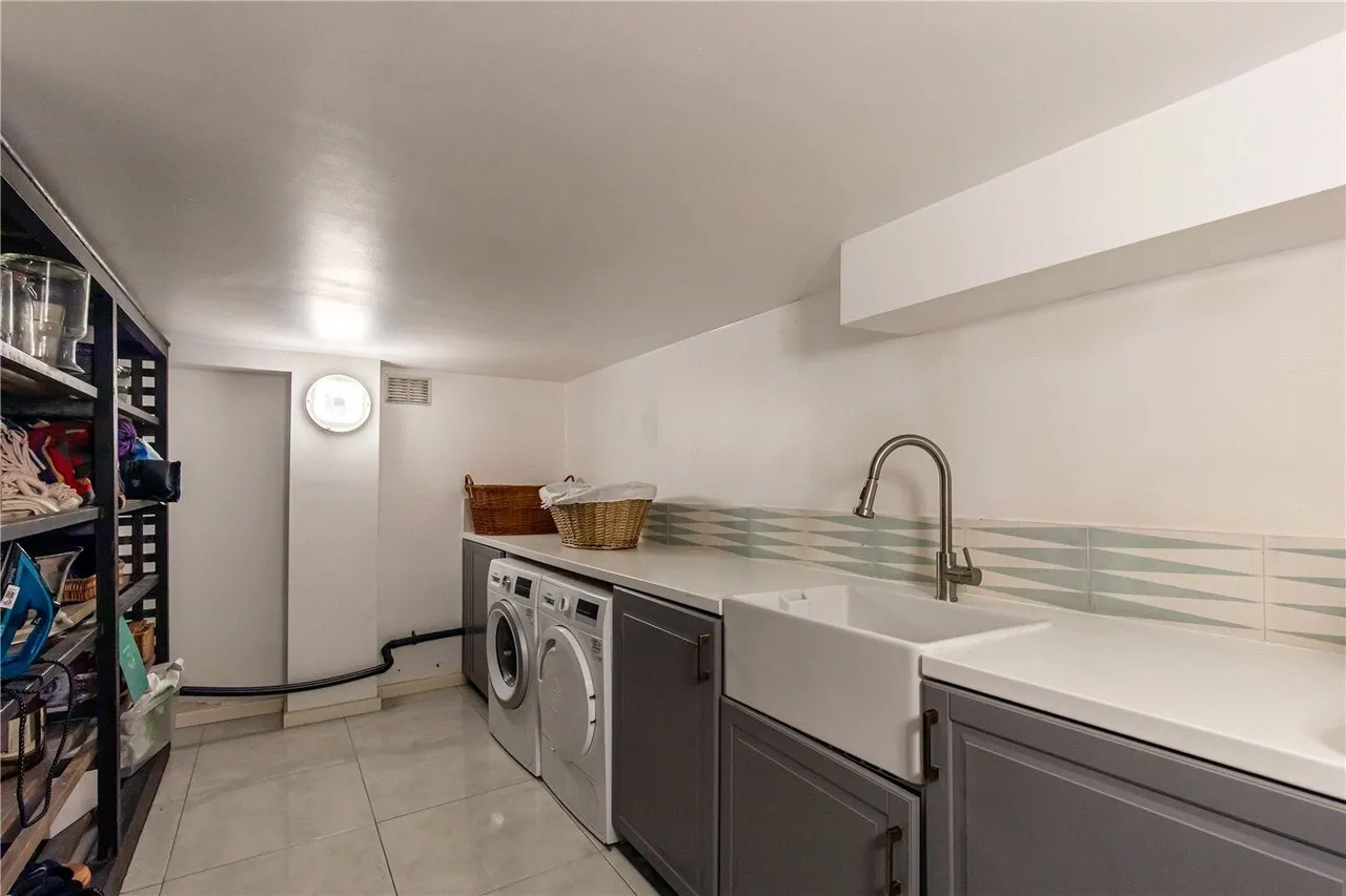 Avenue Crescent, London, W3, photo 17