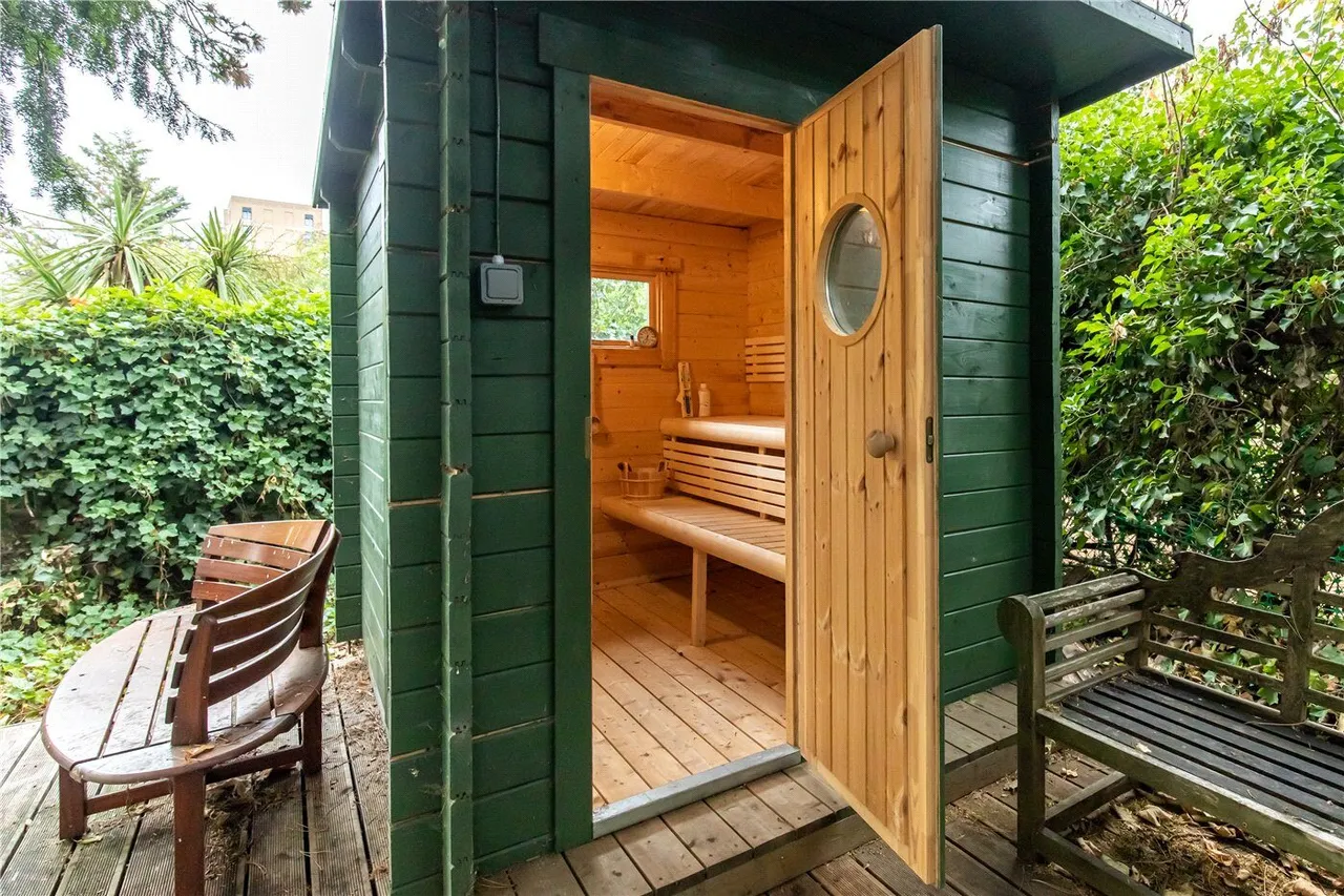 Avenue Crescent, London, W3, photo 30