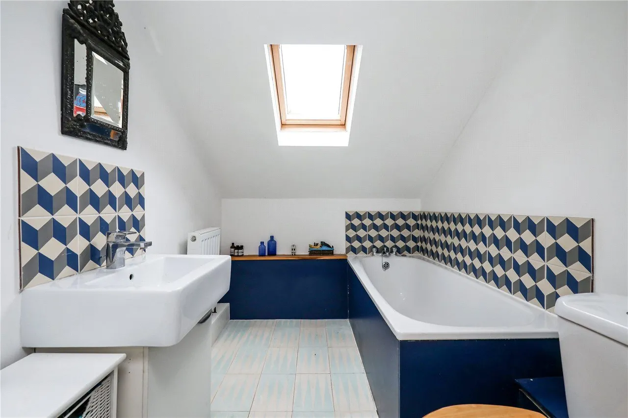 Avenue Crescent, London, W3, photo 27