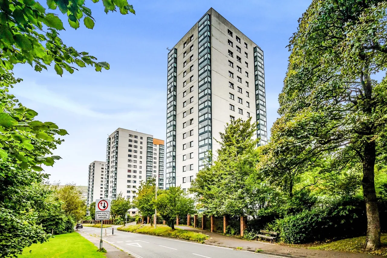 2 bed flat to rent — Wheatley Court, HALIFAX