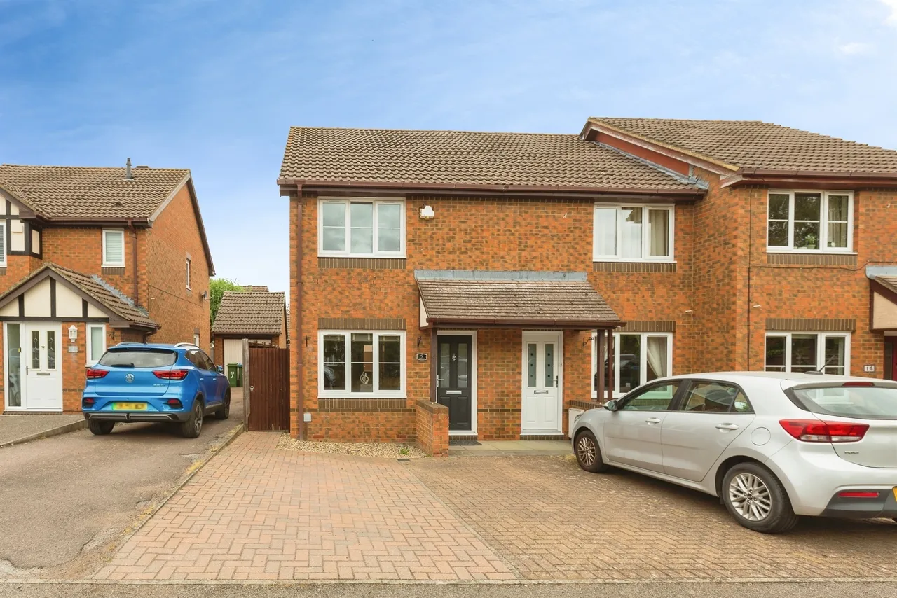 2 bed house for sale — Hawfinch, Watermead, Aylesbury