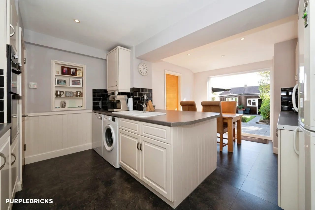 Hemsby Road, Chessington, KT9, photo 3