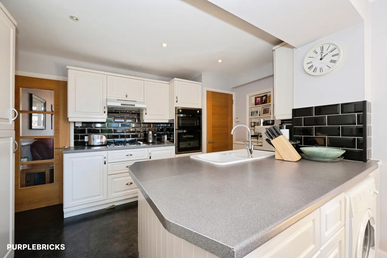 Hemsby Road, Chessington, KT9, photo 9