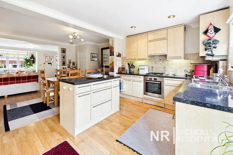 Hartfield Road, Chessington, KT9, photo 8