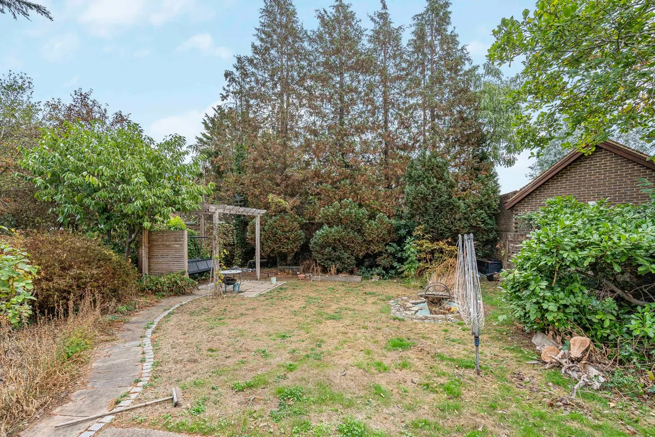 Pinewood Drive, Staines-upon-Thames, TW18, photo 12