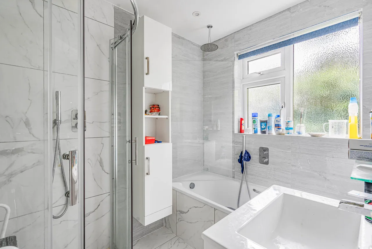 Pinewood Drive, Staines-upon-Thames, TW18, photo 10