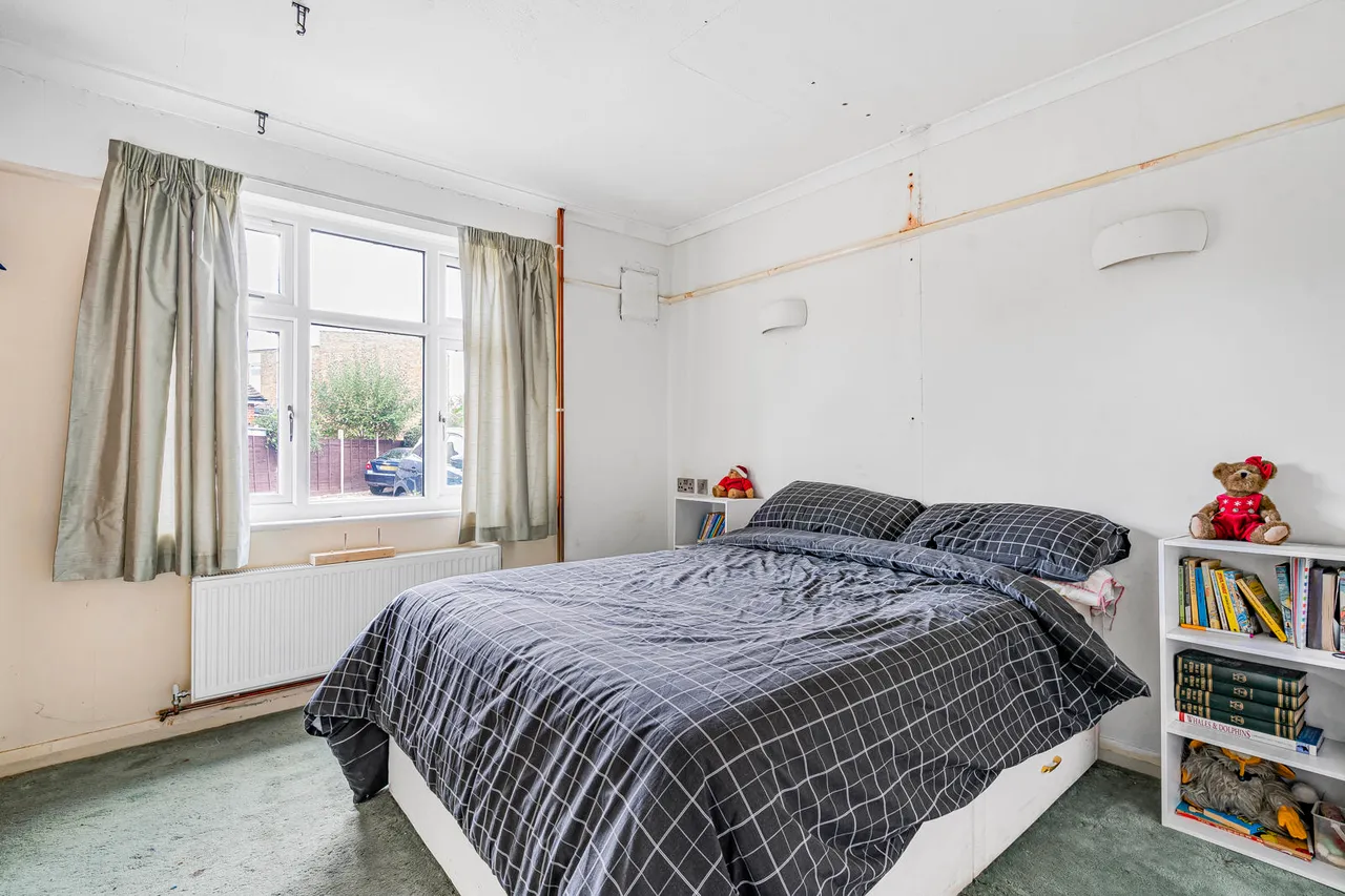 Pinewood Drive, Staines-upon-Thames, TW18, photo 6