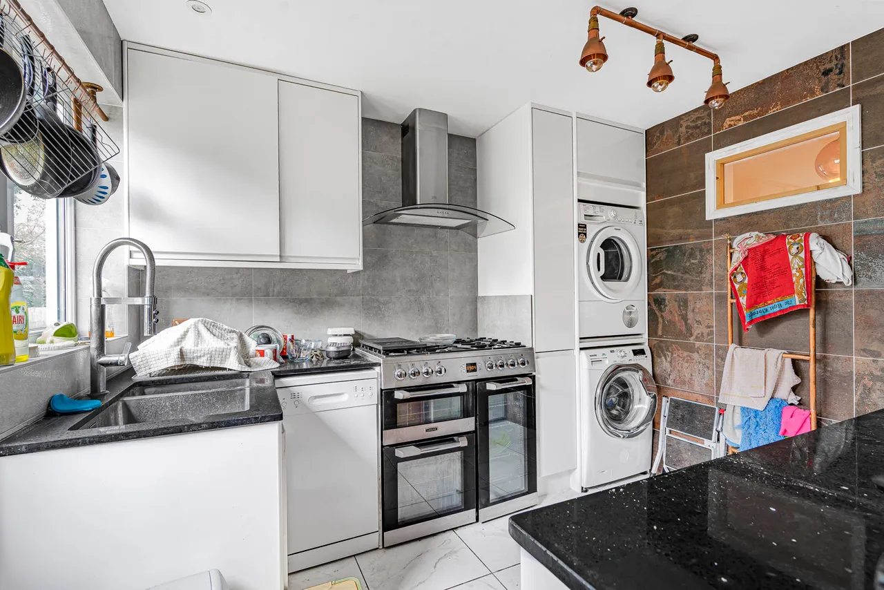Pinewood Drive, Staines-upon-Thames, TW18, photo 5