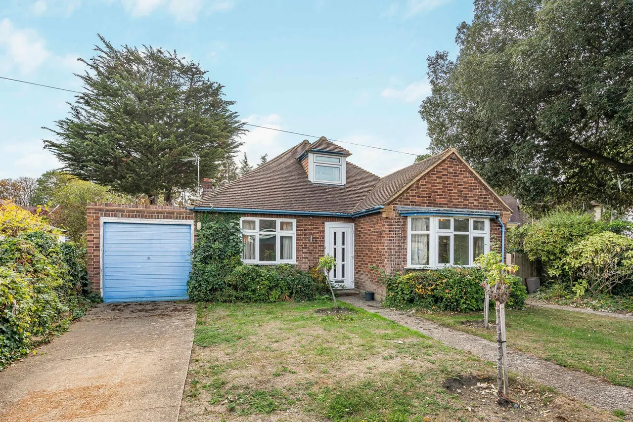 4 bed house for sale, Pinewood Drive, Staines-upon-Thames, TW18