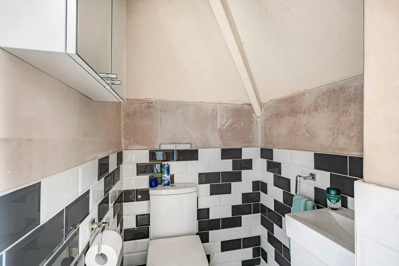 Pinewood Drive, Staines-upon-Thames, TW18, photo 7