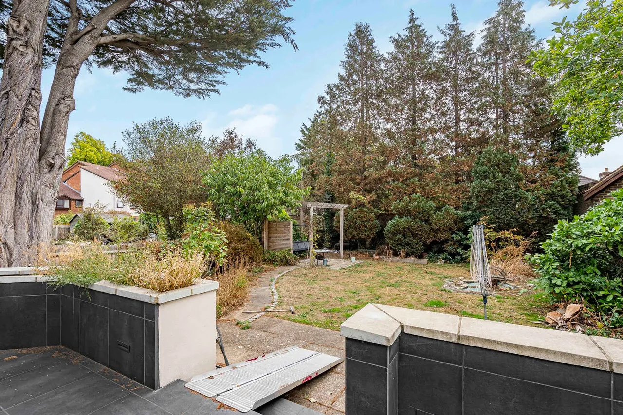 Pinewood Drive, Staines-upon-Thames, TW18, photo 11