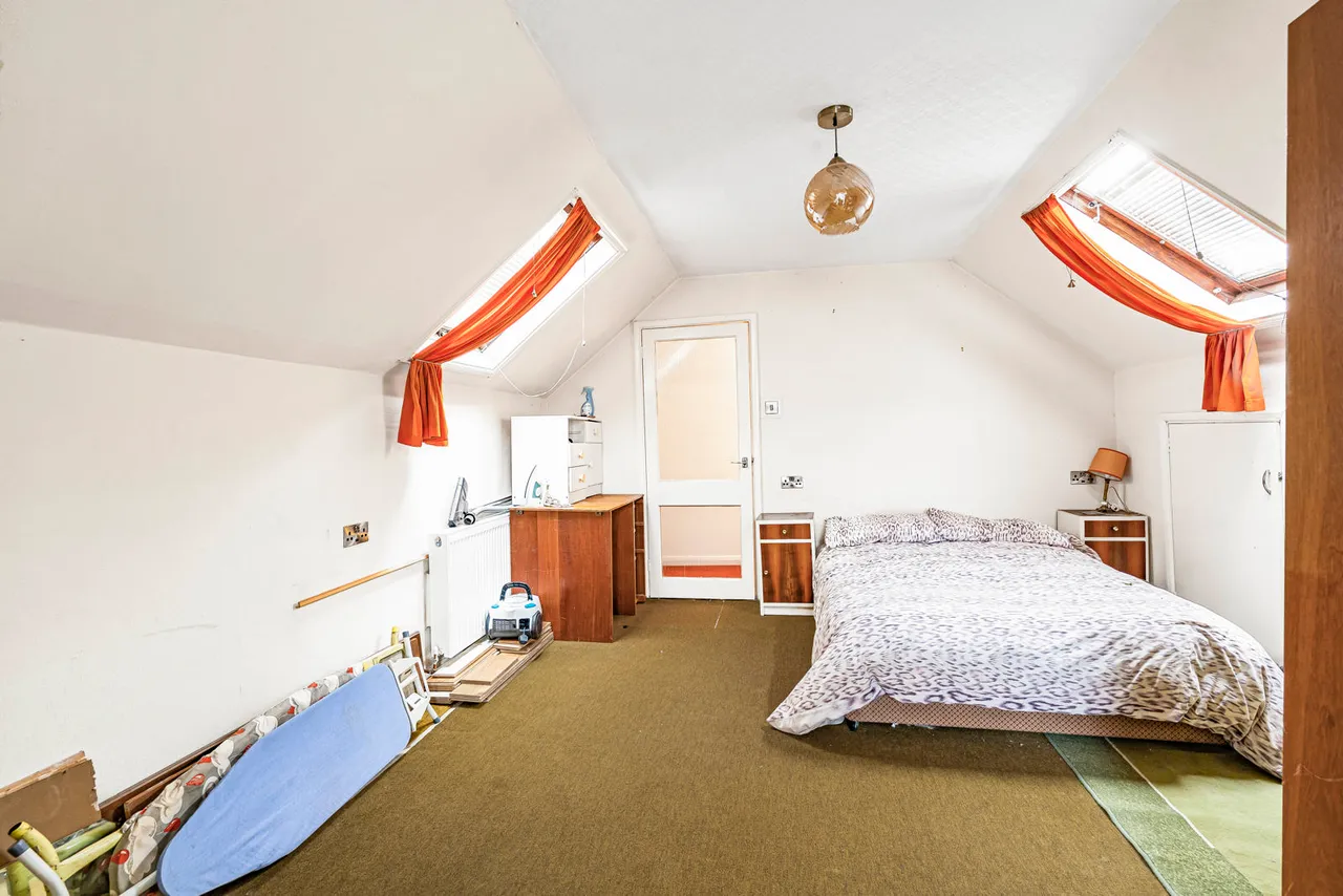 Pinewood Drive, Staines-upon-Thames, TW18, photo 8