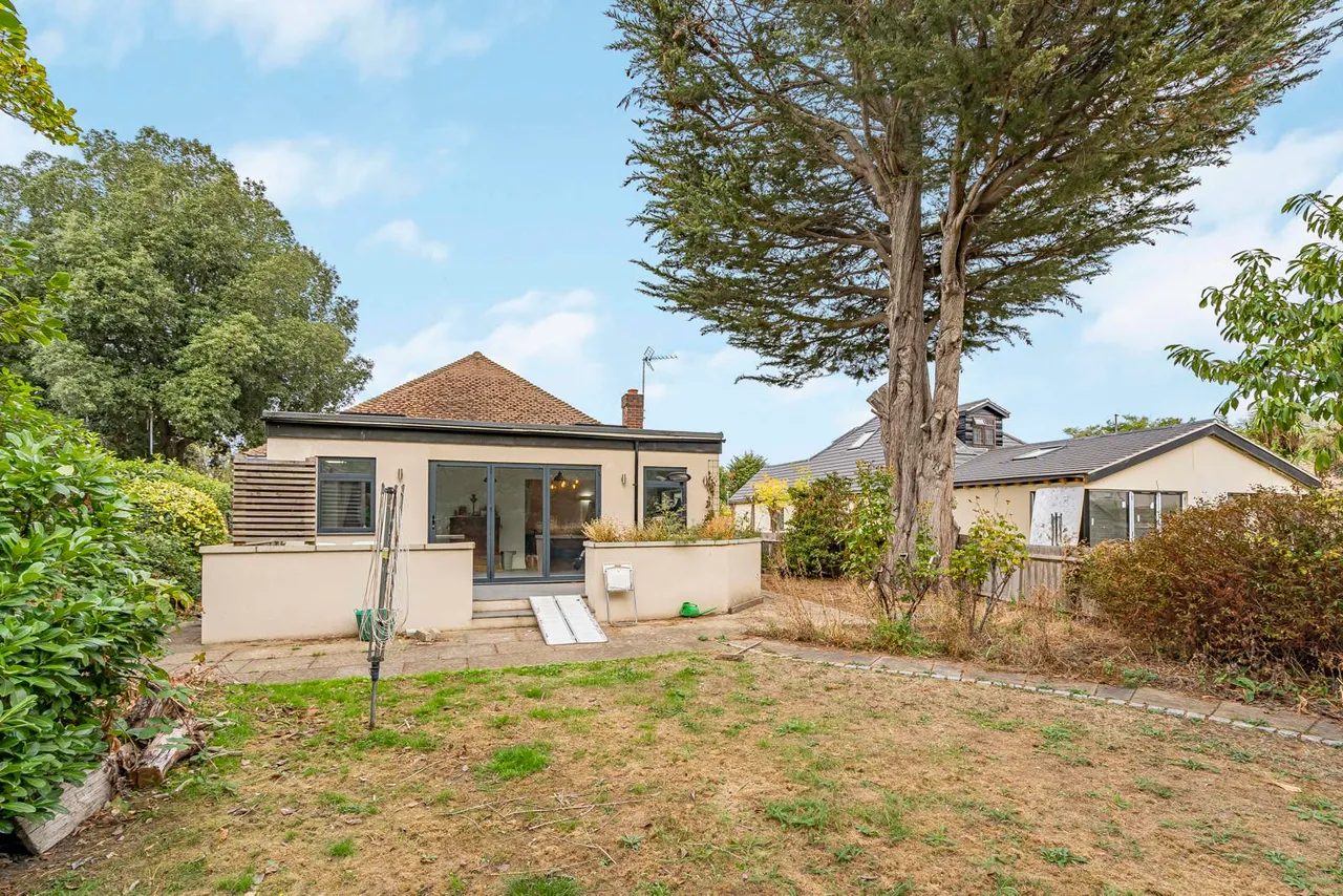 Pinewood Drive, Staines-upon-Thames, TW18, photo 13
