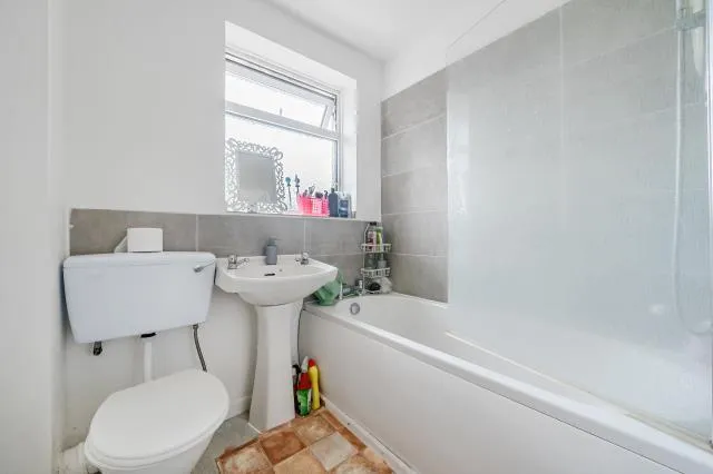 Sagecroft Road, Thatcham, RG18, photo 9