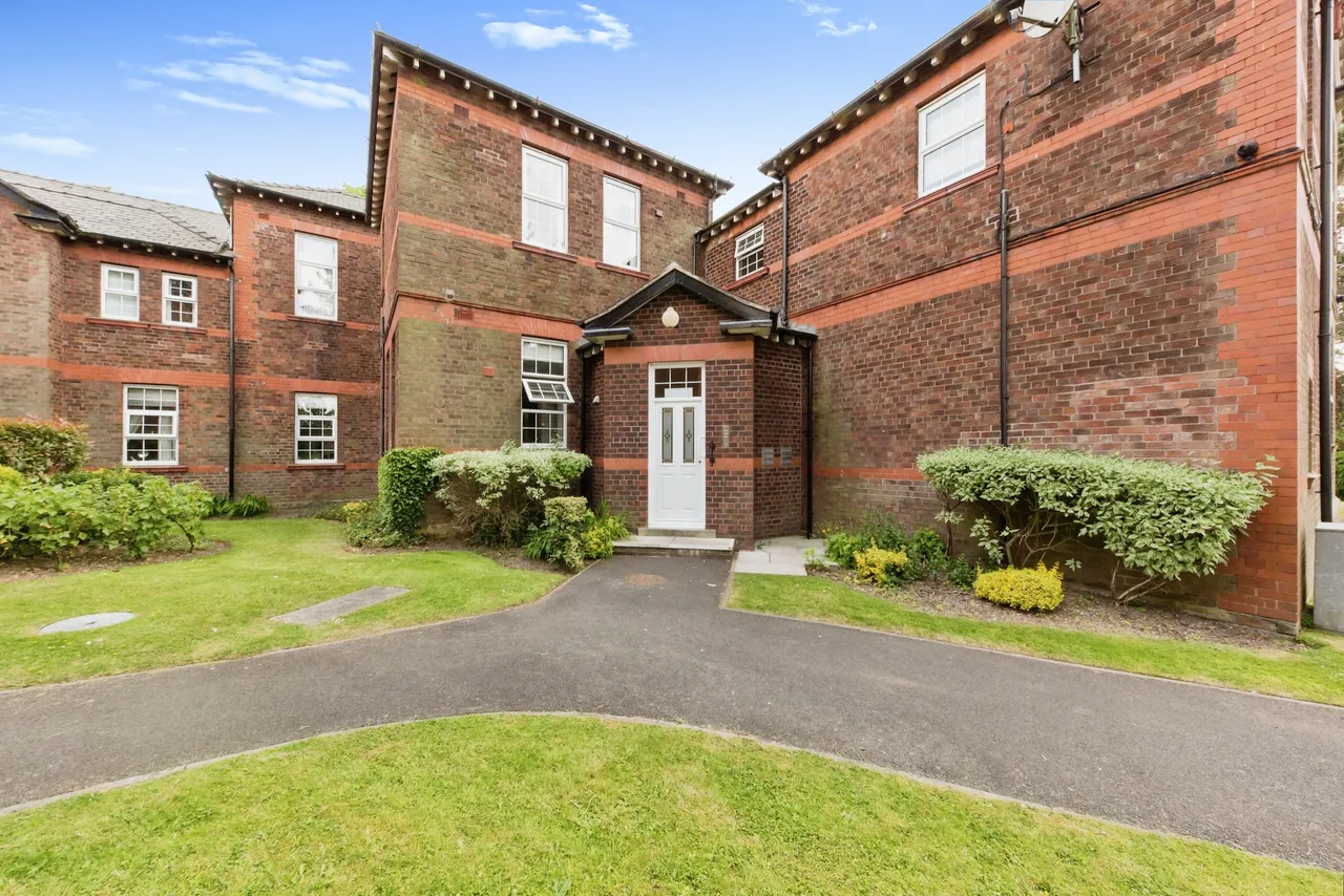 2 bed flat for sale — The Uplands, Bishopton Drive, Macclesfield, Cheshire, SK11