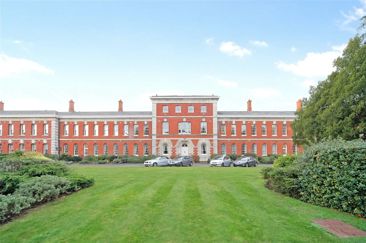 2 bed flat to rent, Ellesmere Place, Walton-on-Thames, KT12