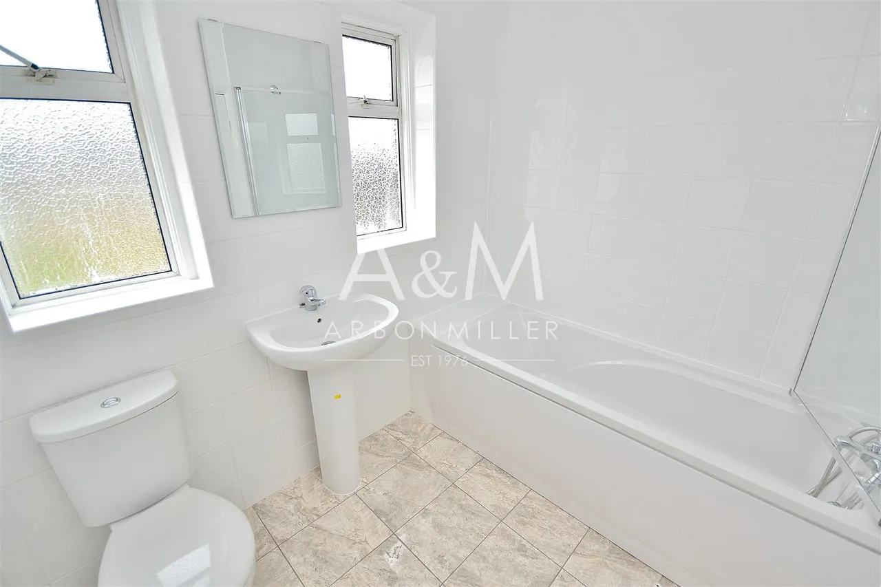 Icknield Drive, 29 Icknield Drive Gants Hill, Ilford, Essex, IG26SE, photo 8