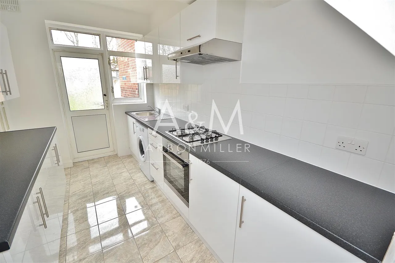 Icknield Drive, 29 Icknield Drive Gants Hill, Ilford, Essex, IG26SE, photo 2