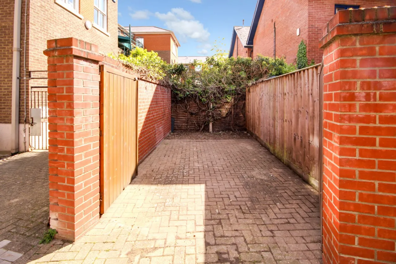 Parking Space, Wellington Court, photo 2