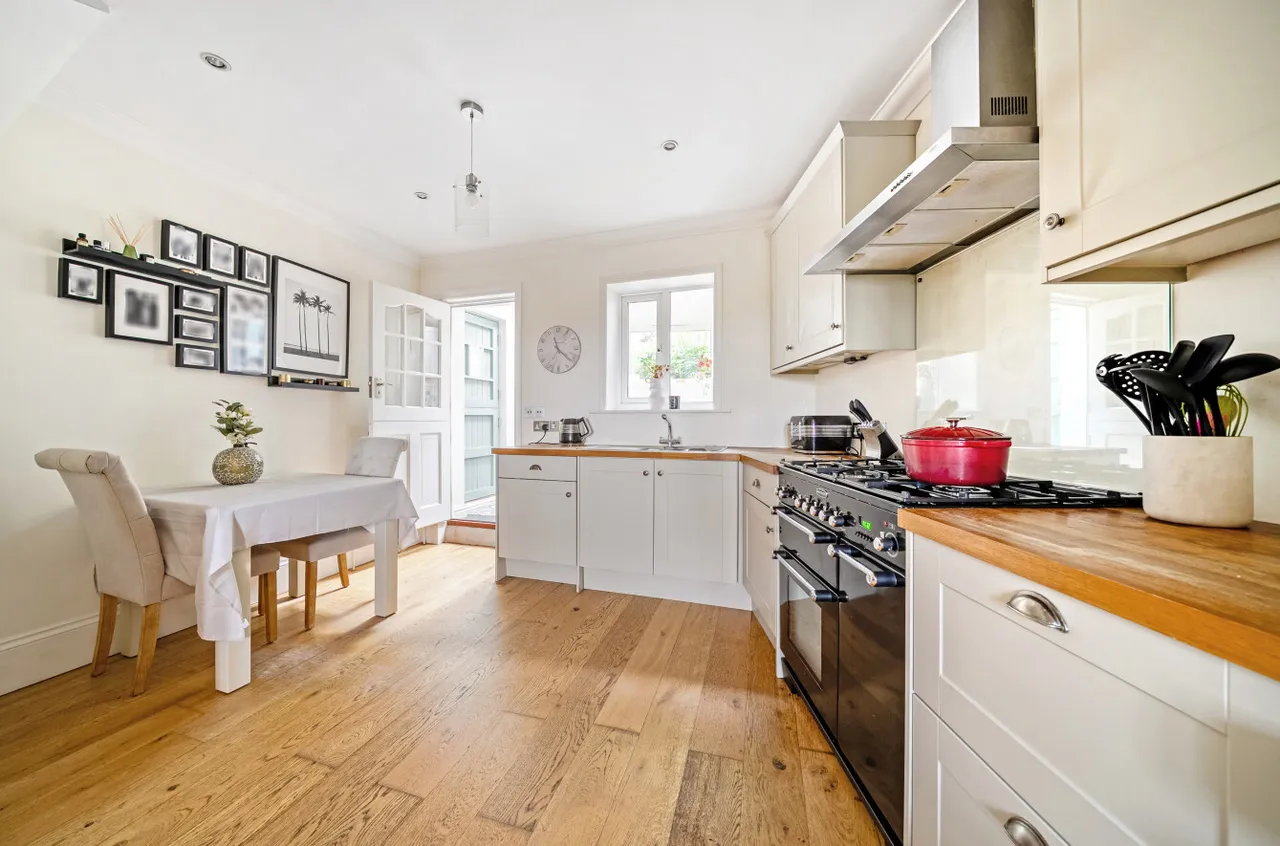 Latimer Road, Godalming, GU7, photo 2