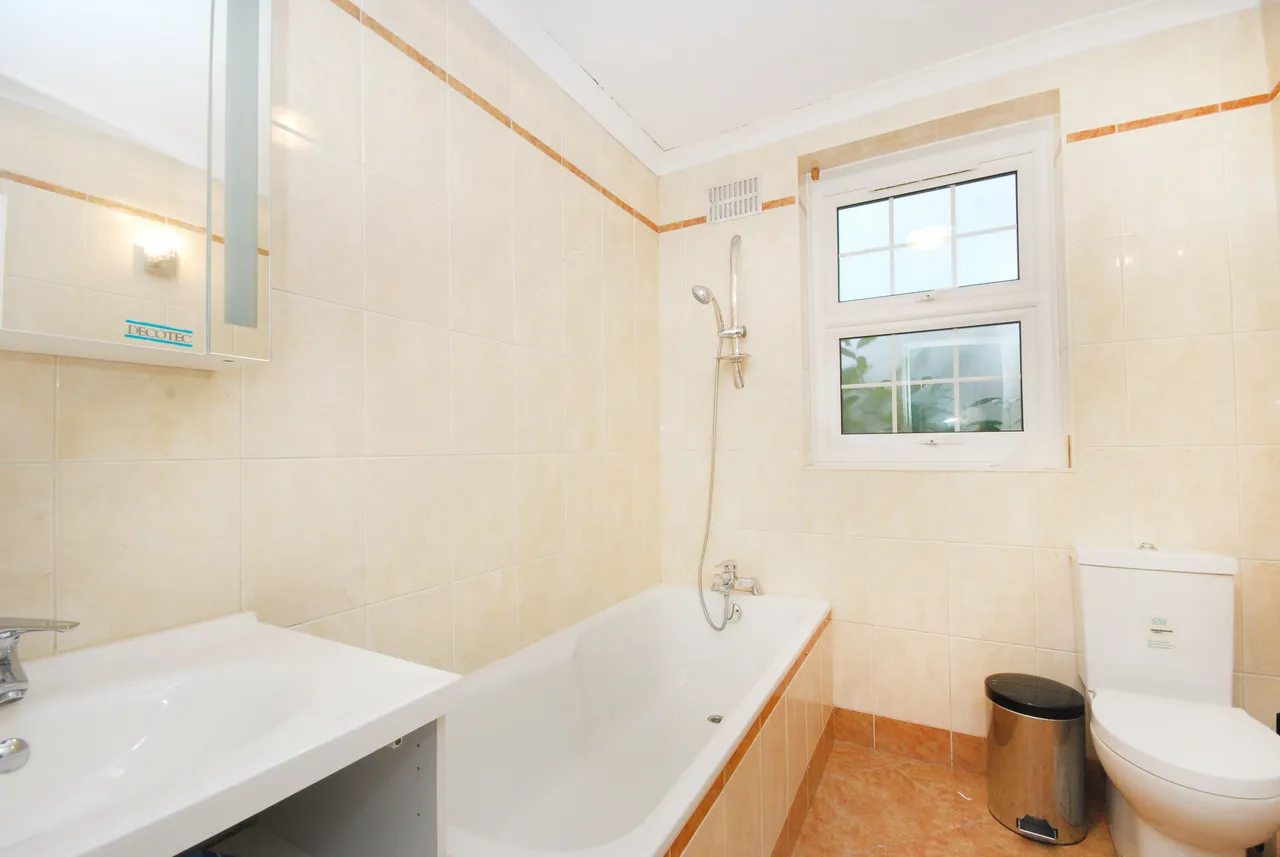 1 Manor Court, Aylmer Road, London, photo 4