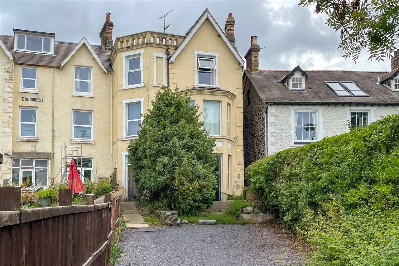 3 bed flat for sale, Park Crescent, Llanfairfechan