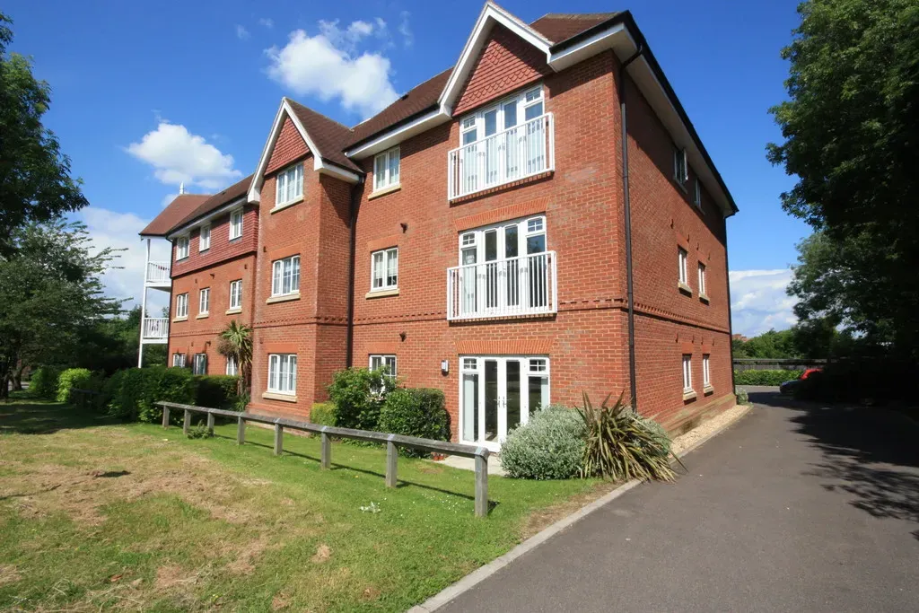 2 bed flat to rent, Hurst Court, Horsham, RH12