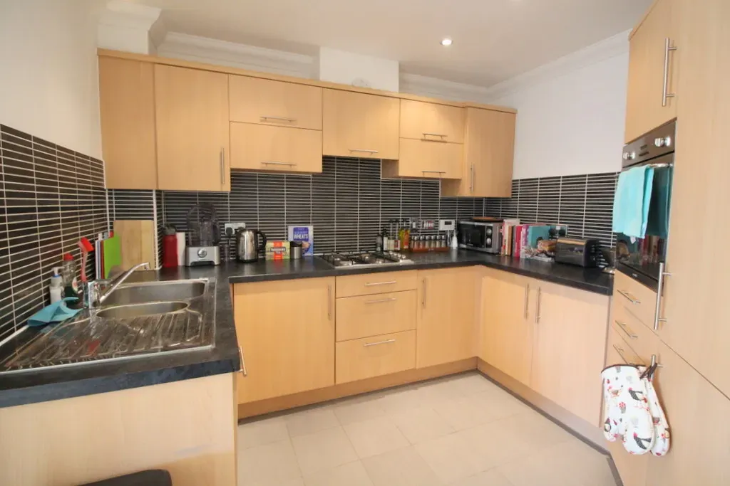 Hurst Court, Horsham, RH12, photo 3