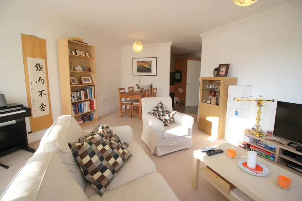 Hurst Court, Horsham, RH12, photo 2
