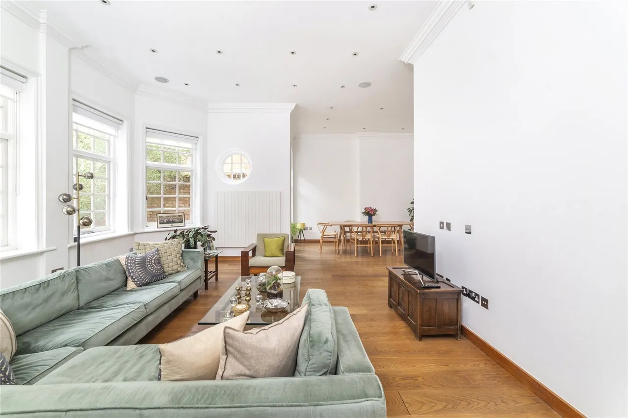 4 bed flat to rent, Bracknell Gardens, Hampstead, NW3