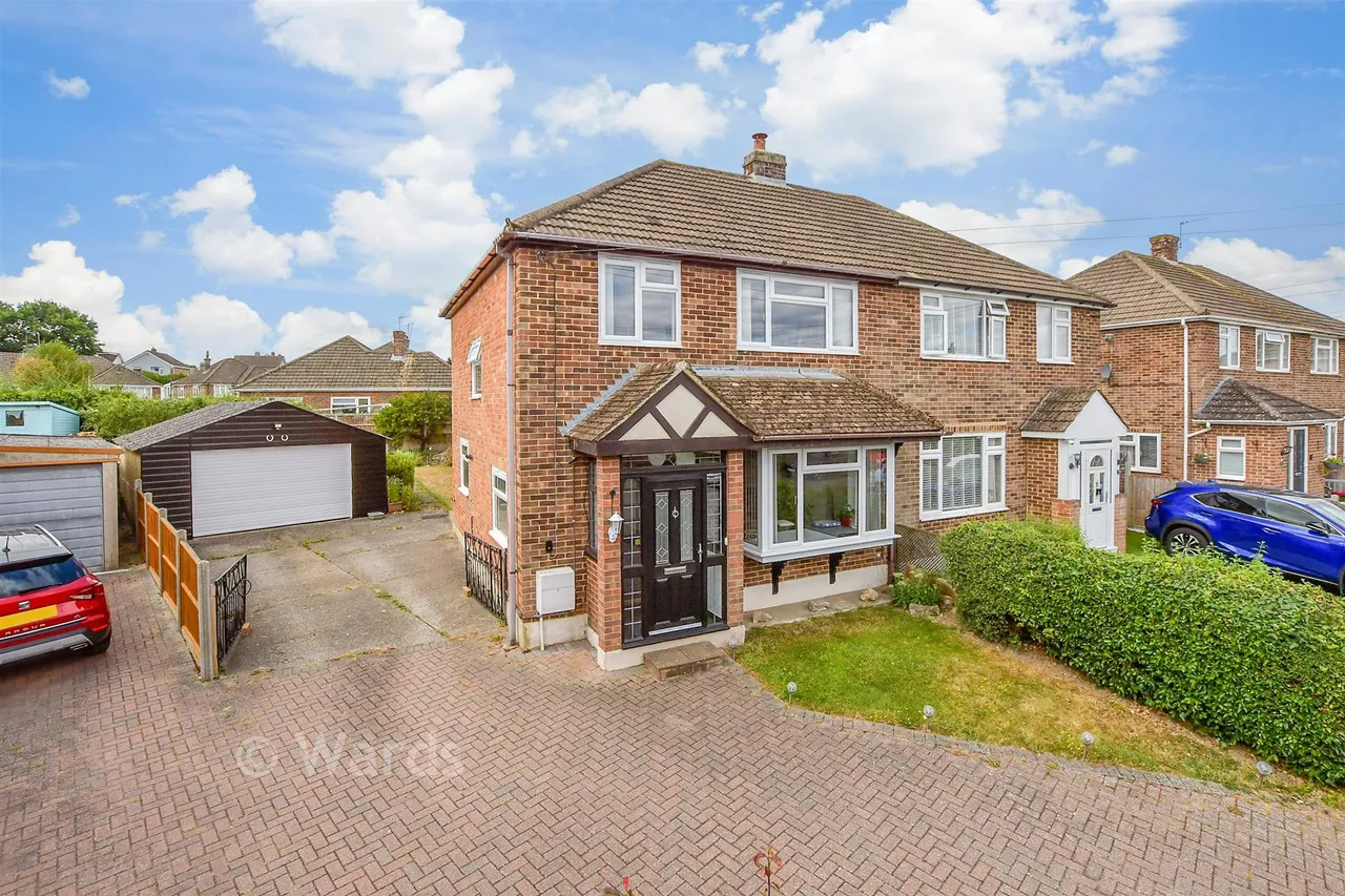 3 bed house for sale, Heathside Avenue, Coxheath, ME17