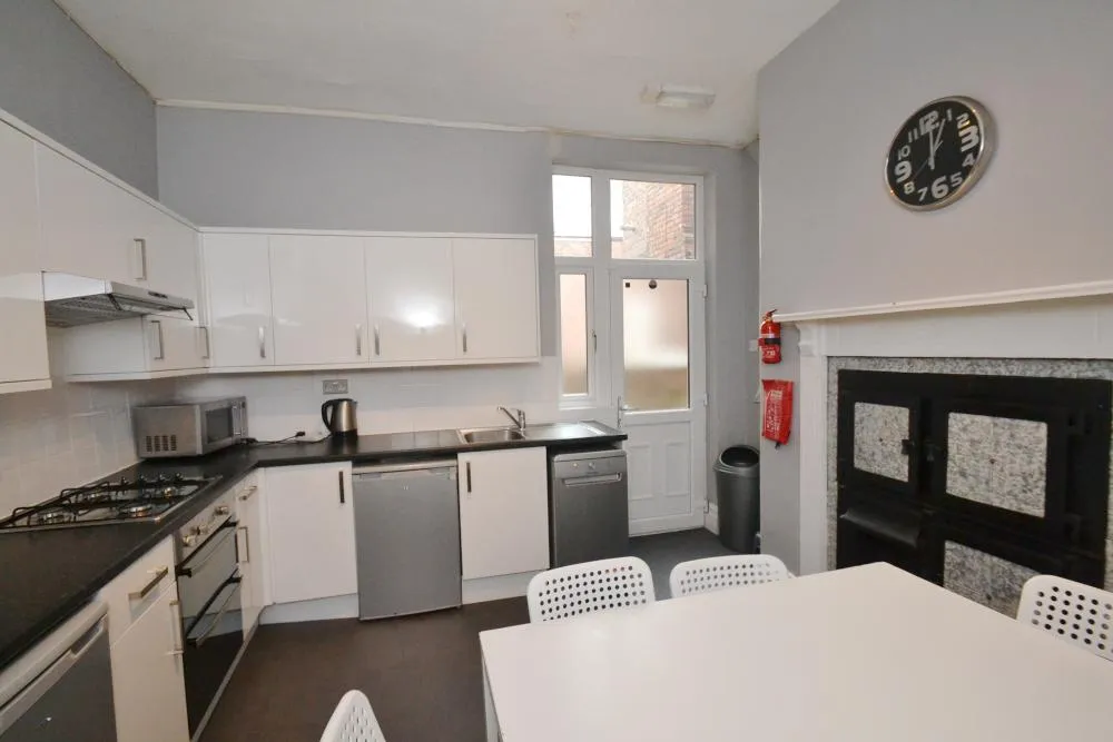 Scarsdale Road, Victoria Park, M14, photo 3