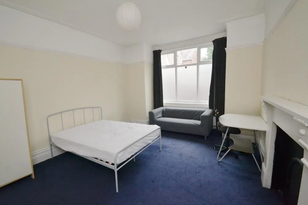 Scarsdale Road, Victoria Park, M14, photo 6