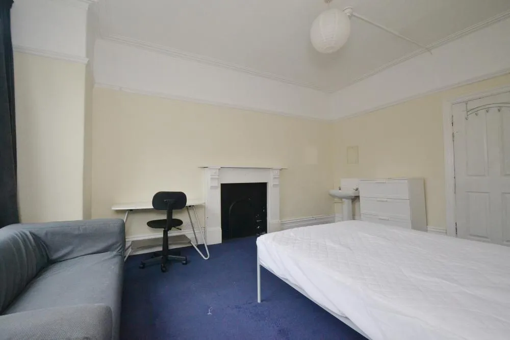 Scarsdale Road, Victoria Park, M14, photo 5