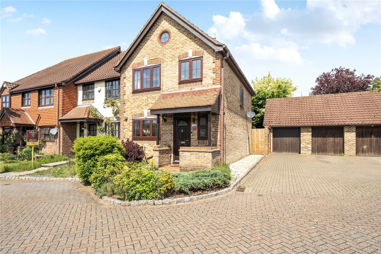 3 bed house to rent, Rosewood Way, West End, GU24