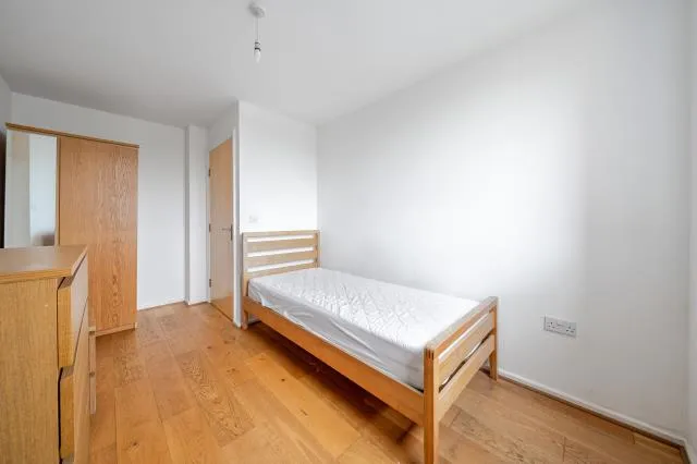 Bath Road, Slough, SL1, photo 9