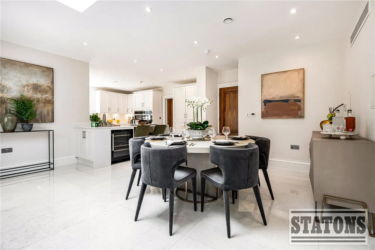 Cullinan Close, Cuffley, Hertfordshire, EN6 4FF, photo 7