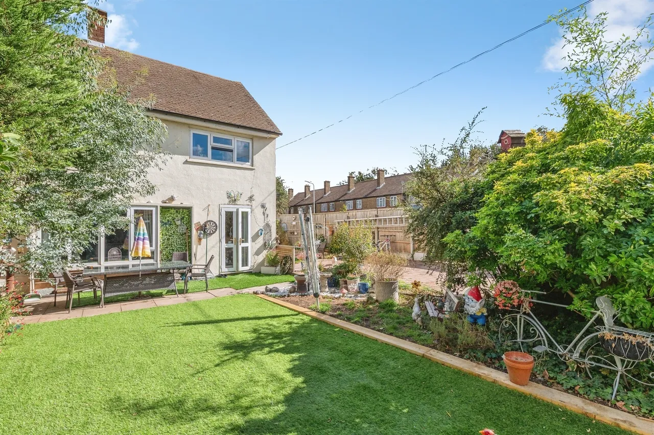 3 bed house for sale — Gillam Way, Rainham