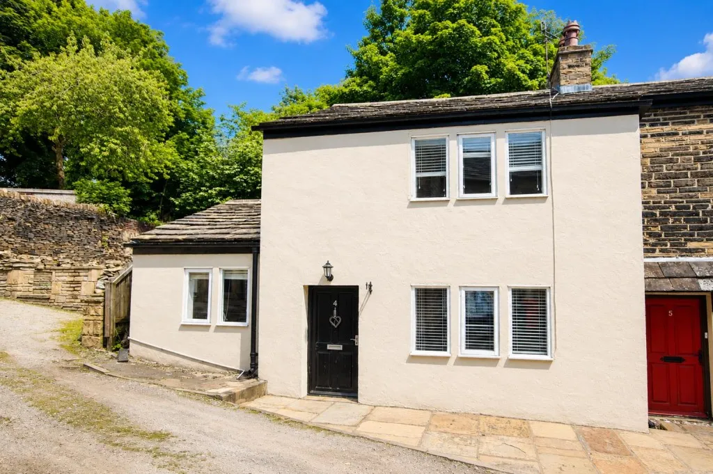 2 bed house to rent, Garth Fold, Idle