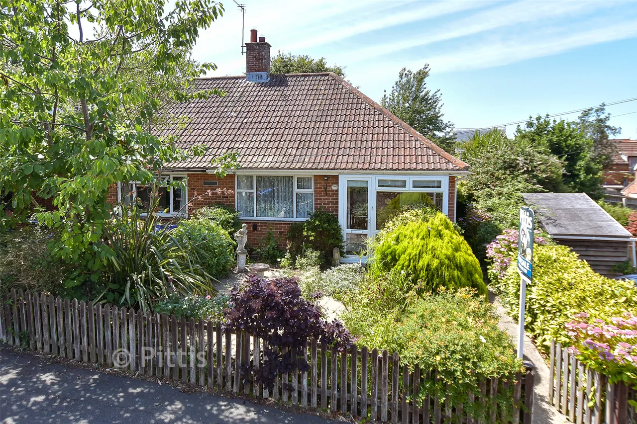 1 bed house for sale, Amos Hill, Totland Bay, PO39