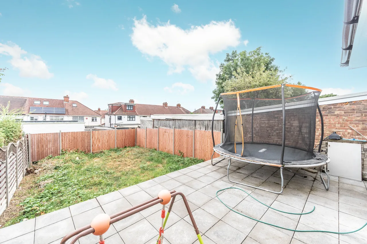 London, NW9, photo 8